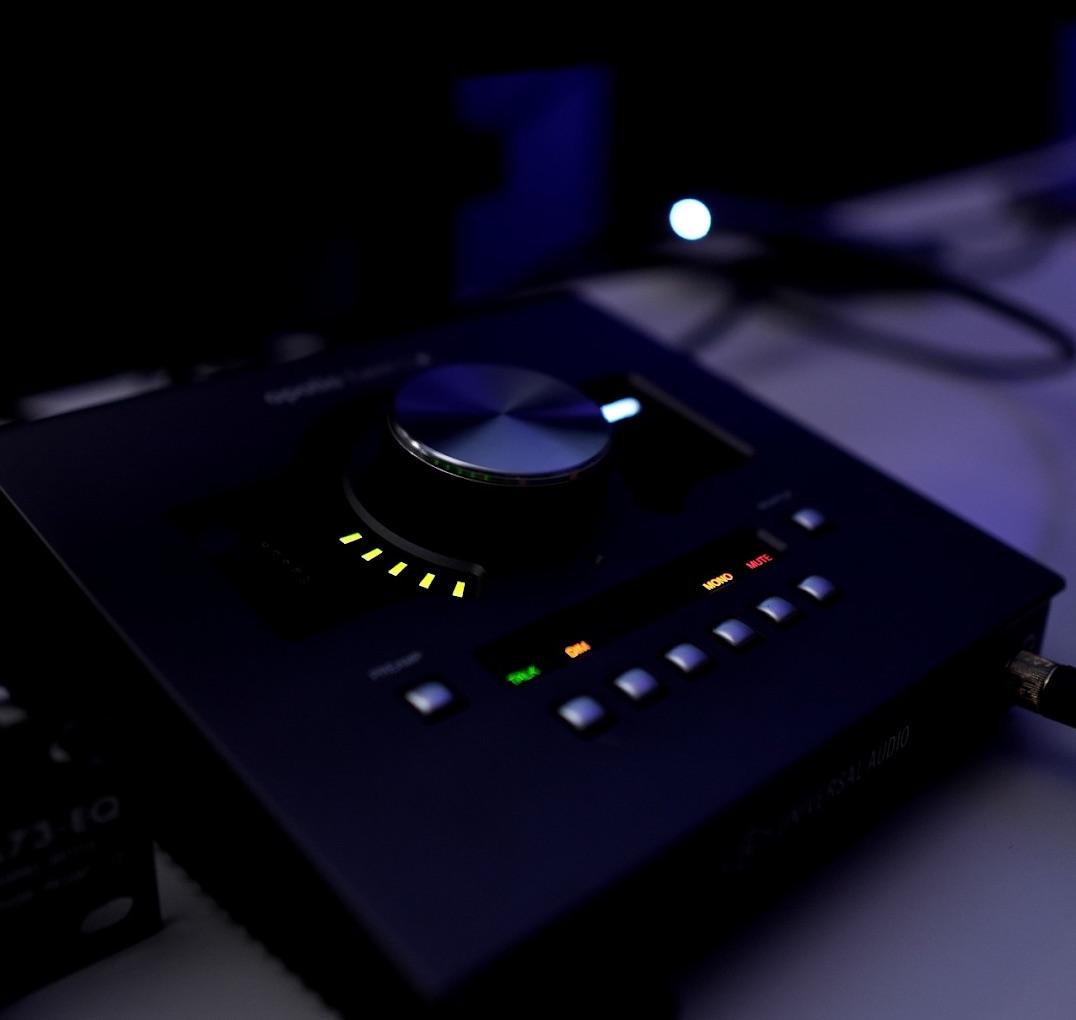 Détail de l’interface audio utilisée dans Big Plan Studios à Casablanca