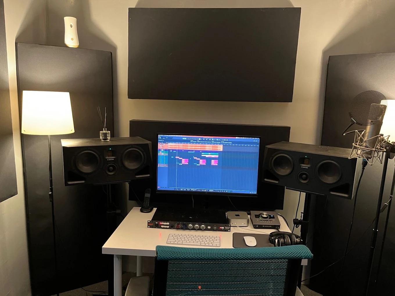 Régie de Big Plan Studios avec monitoring, microphone et poste de travail