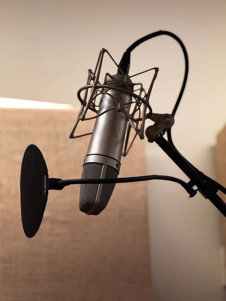 Microphone professionnel avec filtre anti-pop dans Big Plan Studios à Casablanca