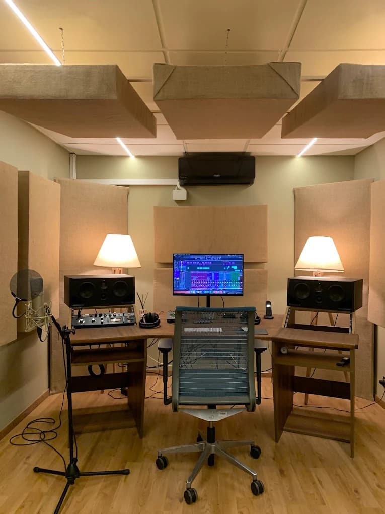 Vue d’ensemble du Studio A de Big Plan Studios avec traitement acoustique et régie